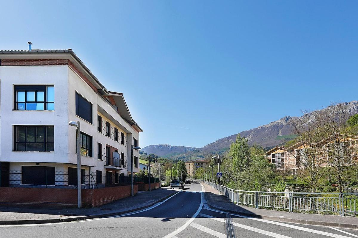 Apartamento Junto A Aizkorri Zegama Exteriör bild